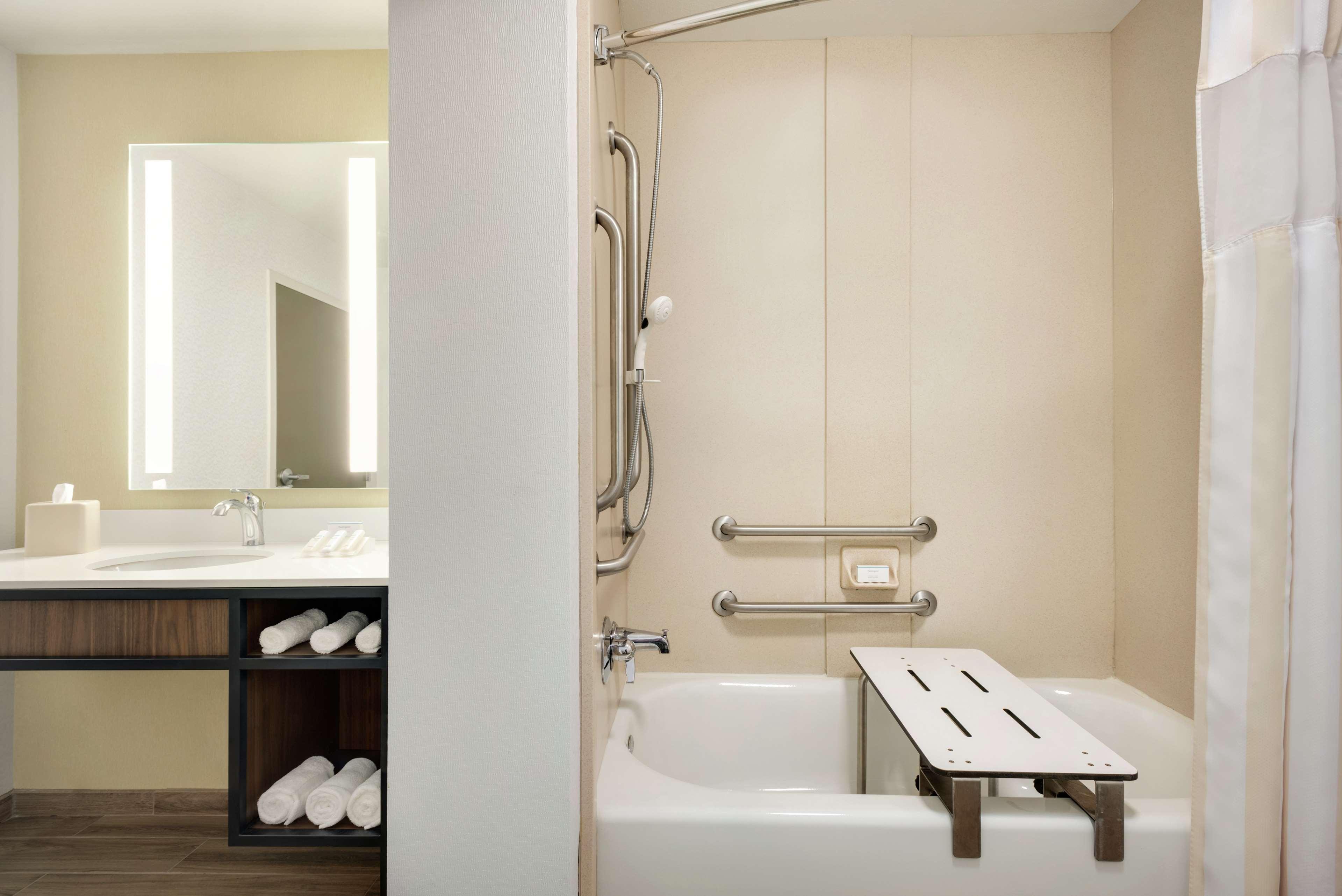 Hilton Garden Inn Dubuque Downtown Екстер'єр фото
